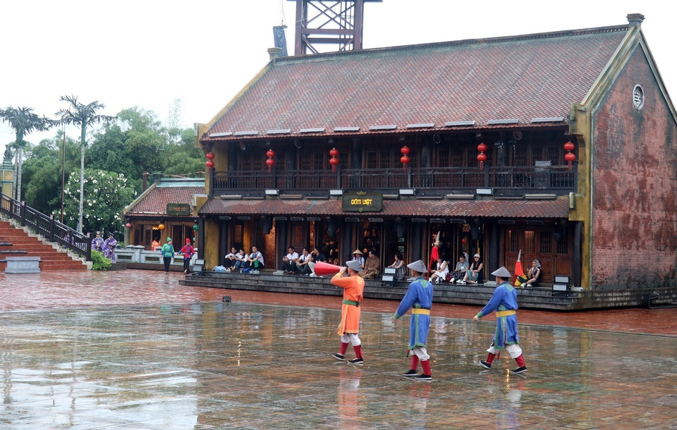 Reenacting the scene of a village herald going around to announce that the new top graduate at the feudal period’s exams will return home to honor his ancestors on Phu Quoc Pearl Island. (Photo: VNA)