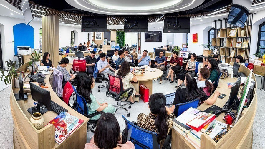 “The convergent editorial newsroom of Nhan Dan electronic newspaper" is one of the important solutions to realize the digital transformation strategy, strongly applying technology to the journalism activities of Nhan Dan Newspaper. (Photo taken by Thanh Dat, published by VNA)