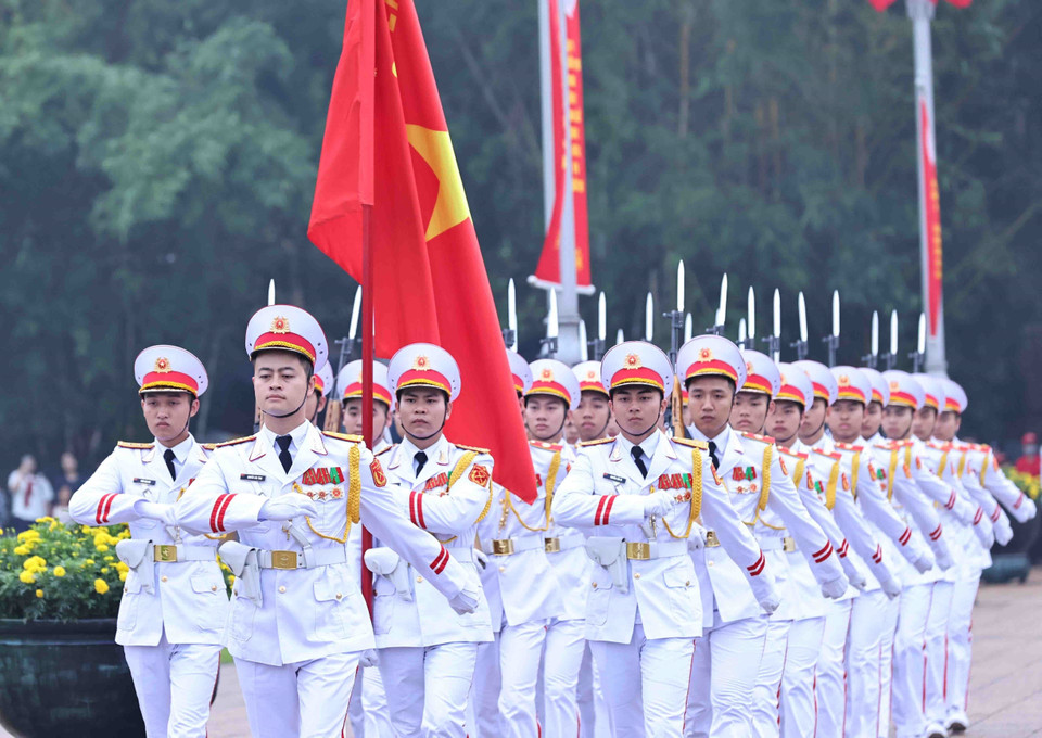 The solemn flag-raising ceremony is conducted by officers and soldiers of the Ho Chi Minh Mausoleum Guard Command. (Photo: VNA)