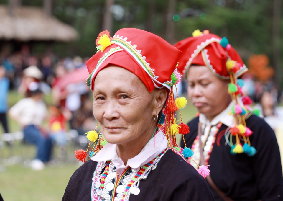The bride’s relatives in their traditional costumes, showcasing the distinctive culture of the Red Dao people. (Photo: VNA)