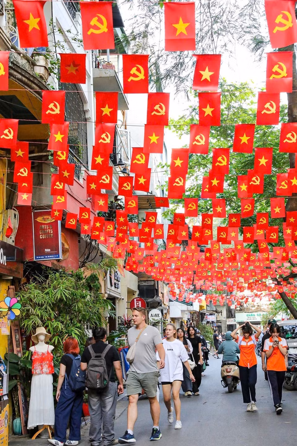 Many streets and alleys of the capital are brightened with the national flag and Party flag during the historic April days. (Photo: VNA)