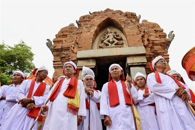 Cham dignitaries perform sacred rituals, opening the spiritual connection between humans and deities during the Kate Festival. (Photo: VNA)