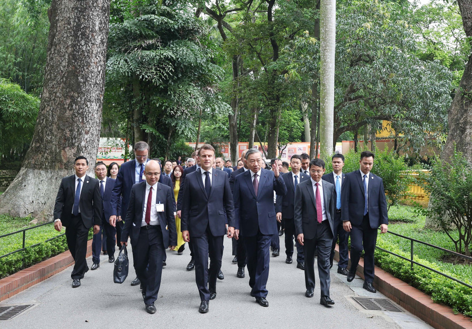 Party General Secretary To Lam and French President Emmanuel Macron visit the Ho Chi Minh Memorial Site at the Presidential Palace. (Photo: VNA)
