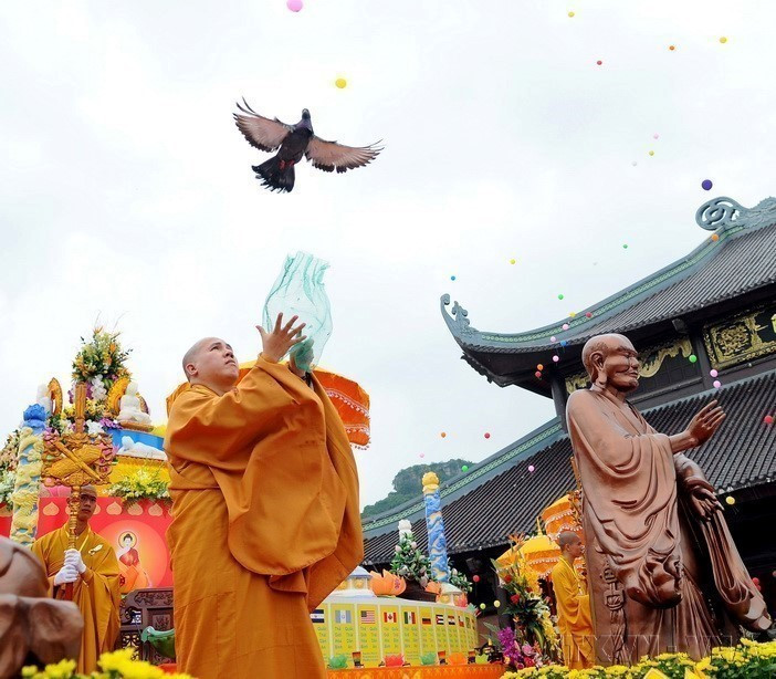A dove-releasing ceremony for world peace at the opening of the 11th UN Day of Vesak, held at Bai Dinh Pagoda, Ninh Binh province, May 8, 2014. (Photo: VNA)