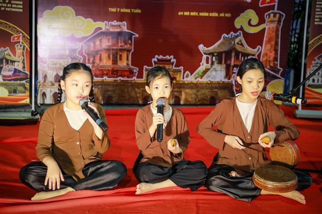 Children perform a traditional art piece. (Photo: VNA)