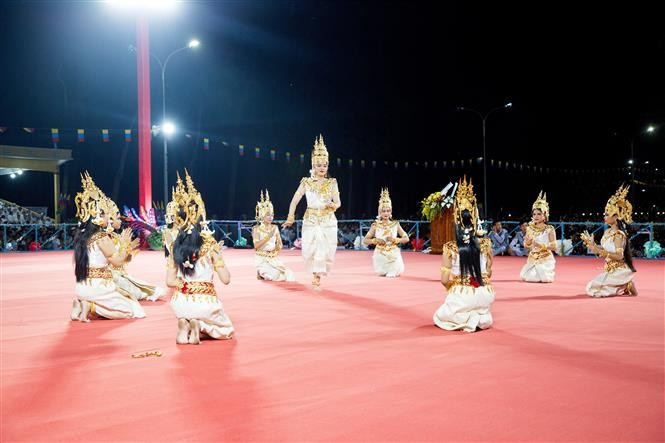 Khmer girls perform traditional folk dances during local festivals. (Photo: VNA)