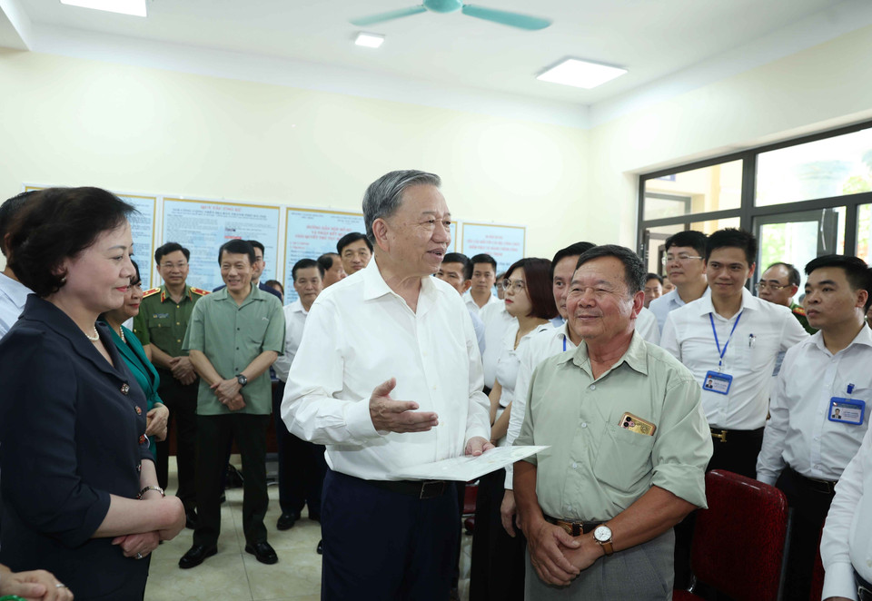 Party General Secretary To Lam speaks with local residents at the Public Administrative Centre of Phuc Thinh Commune. (Photo: VNA)