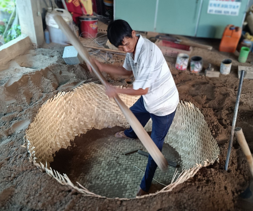 A craftsman in Phu My village manually shapes a basket boat using traditional methods. (Photo: Cong Hoan/Tien Phong Newspaper)