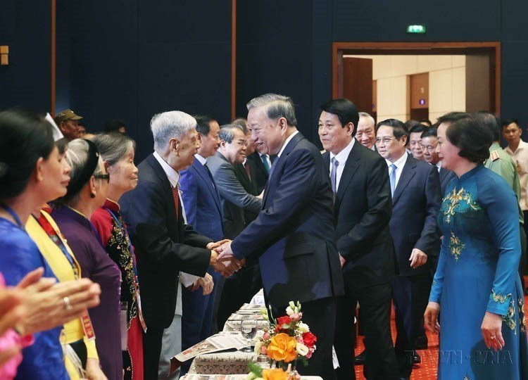 Party General Secretary To Lam, State President Luong Cuong, Prime Minister Pham Minh Chinh, and other Party and State senior officials attend a gathering with exemplary contributors and historical witnesses on the occasion of the 78th anniversary of the War Invalids and Martyrs’ Day (27/7/1947 – 27/7/2025), held in Hanoi on July 24, 2025. (Photo: VNA)
