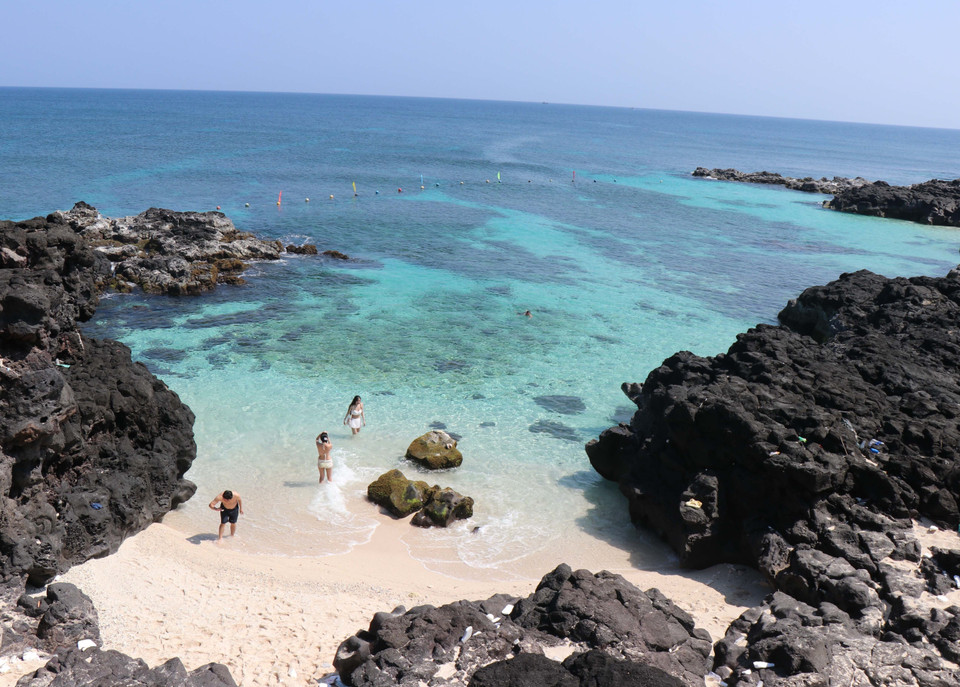 A beach with clear blue water on Be Island. (Photo: VNA)