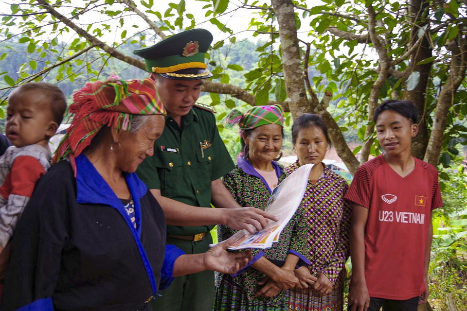 Officers and soldiers of Na Bung Border Guard Station conduct legal education for local people. (Photo: VNA)