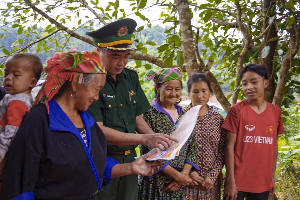 Officers and soldiers of Na Bung Border Guard Station conduct legal education for local people. (Photo: VNA)
