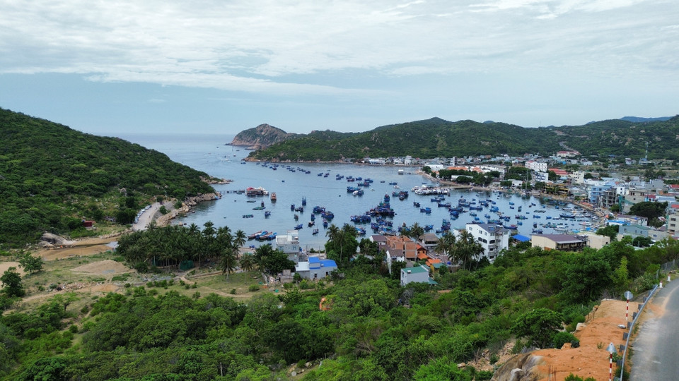Vinh Hy Bay in Vinh Hai commune, Khanh Hoa province, a popular tourist destination with pristine seascapes and lush islands. (Photo: VNA)