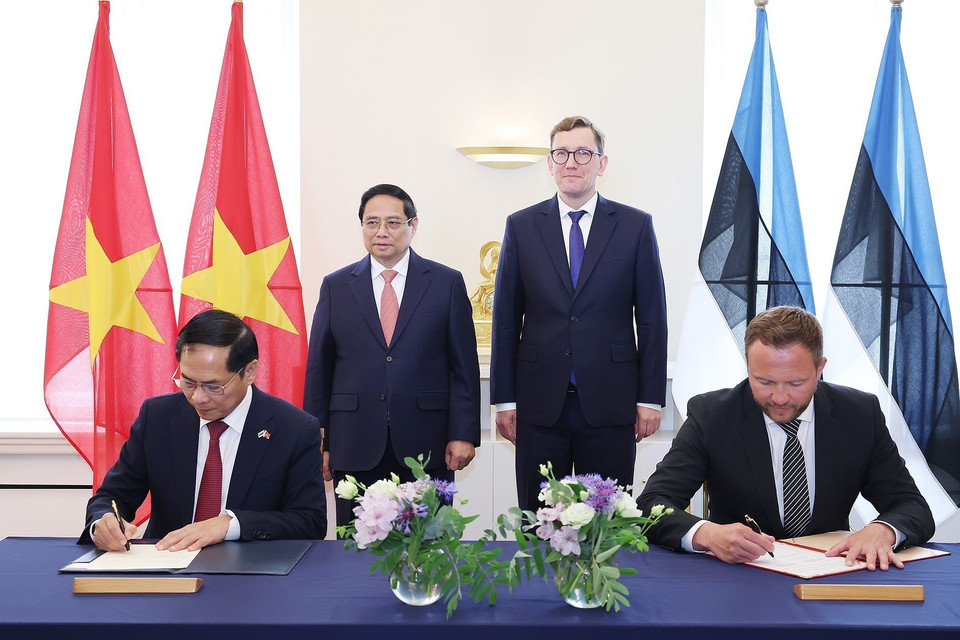 Prime Minister Pham Minh Chinh and Prime Minister Kristen Michal witness the signing of MoU on cooperation between the two Ministries of Foreign Affairs. (Photo: VNA)