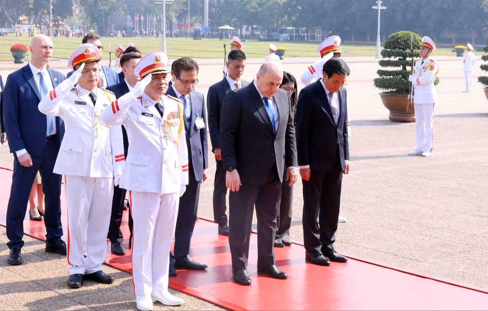 Prime Minister Mikhail Vladimirovich Mishustin pays tribute to President Ho Chi Minh at his mausoleum in Hanoi. (Photo: VNA)