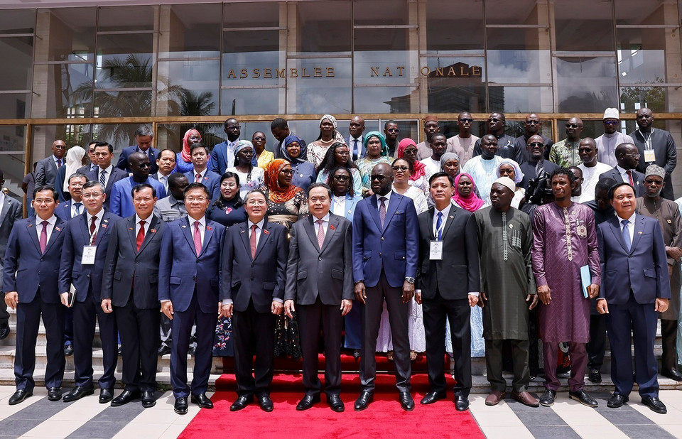 Chairman Tran Thanh Man and President Malick Ndiaye pose for a group photo with members of both delegations. (Photo: VNA)