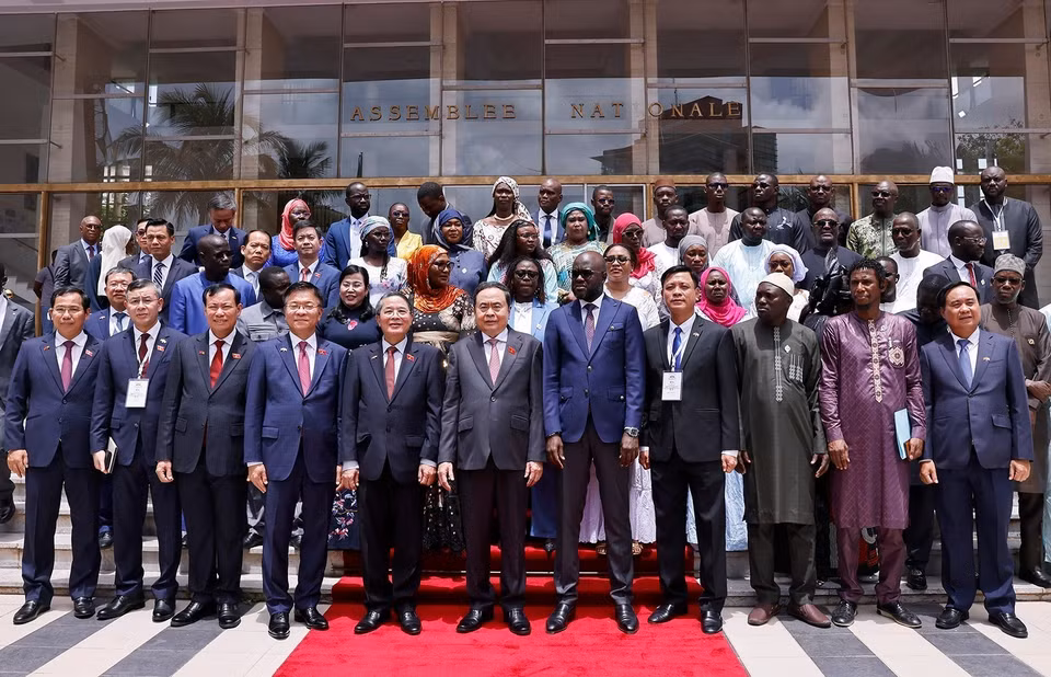 Chairman Tran Thanh Man and President Malick Ndiaye pose for a group photo with members of both delegations. (Photo: VNA)