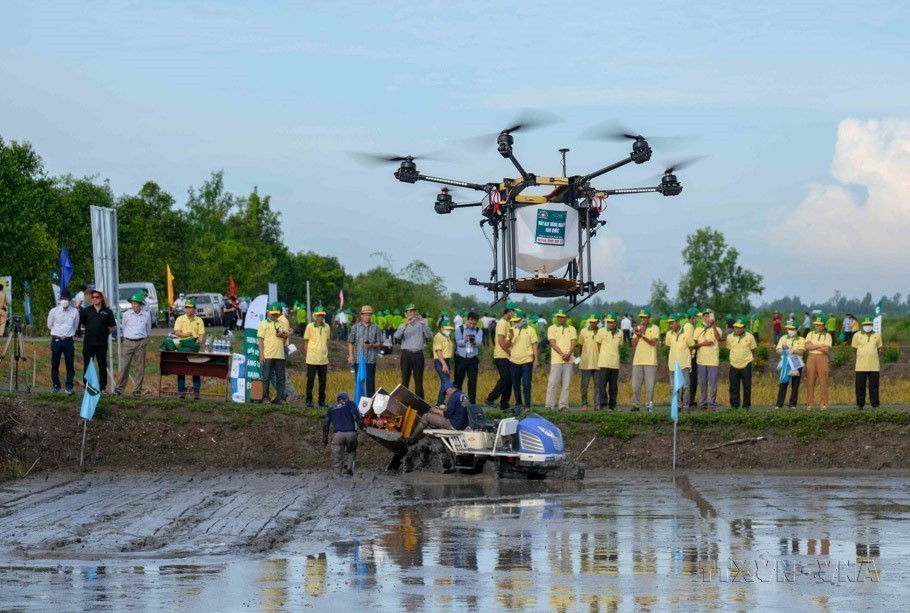 Demonstration of an unmanned aerial vehicle for spraying pesticides and applying fertilizer at Agritechnica Asia Live 2022. (Photo: VNA)