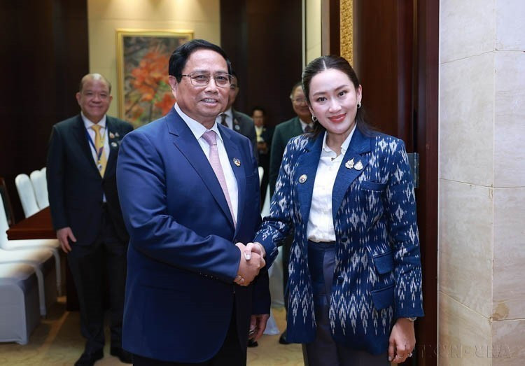 During the 44th and 45th ASEAN Summits and related meetings in Vientiane, Laos, on October 9, 2024, Prime Minister Pham Minh Chinh meets with Thai Prime Minister Paetongtarn Shinawatra. (Photo: VNA)