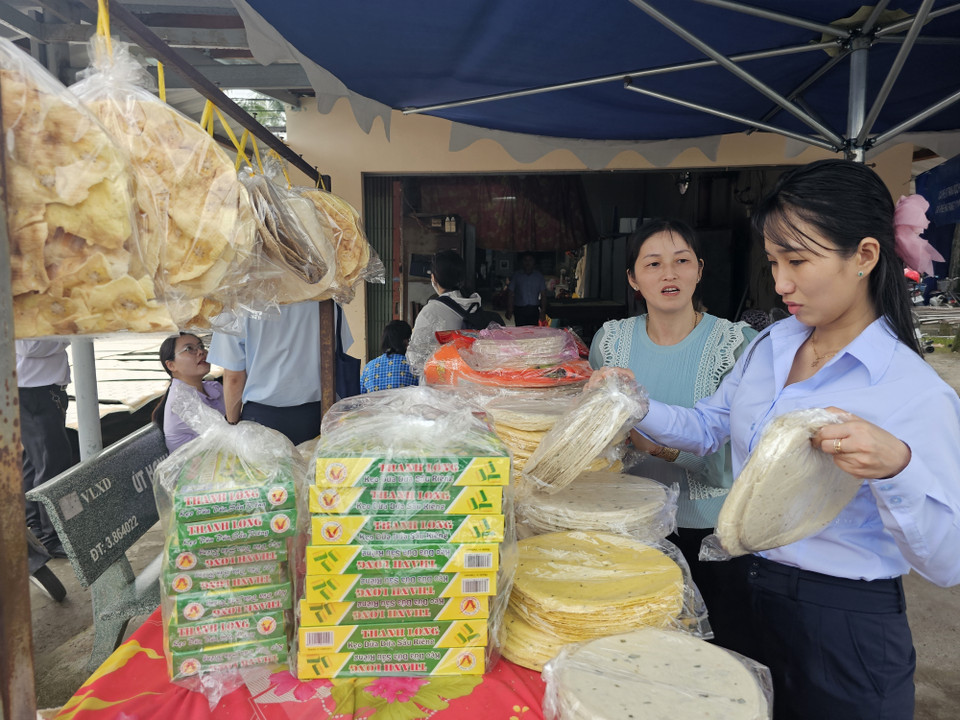My Long rice paper and Son Doc puff rice paper are sold at stalls along a provincial road. (Photo: VNA)