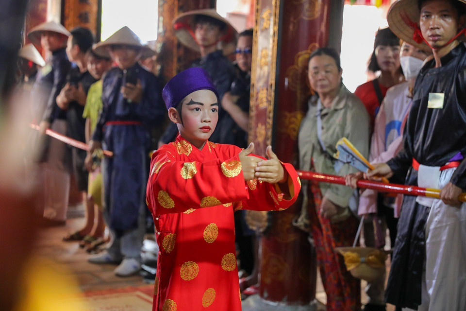 A young Hieu general performs ceremonial duties inside Phu Dong Temple. (Photo: VNA)