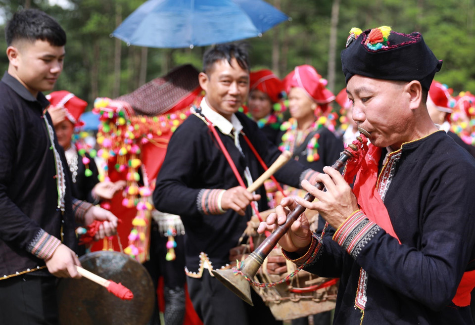 Leading the bride procession is a four-member musical troupe with horns and drums, an indispensable part of the Red Dao wedding ritual in Lai Chau. (Photo: VNA)