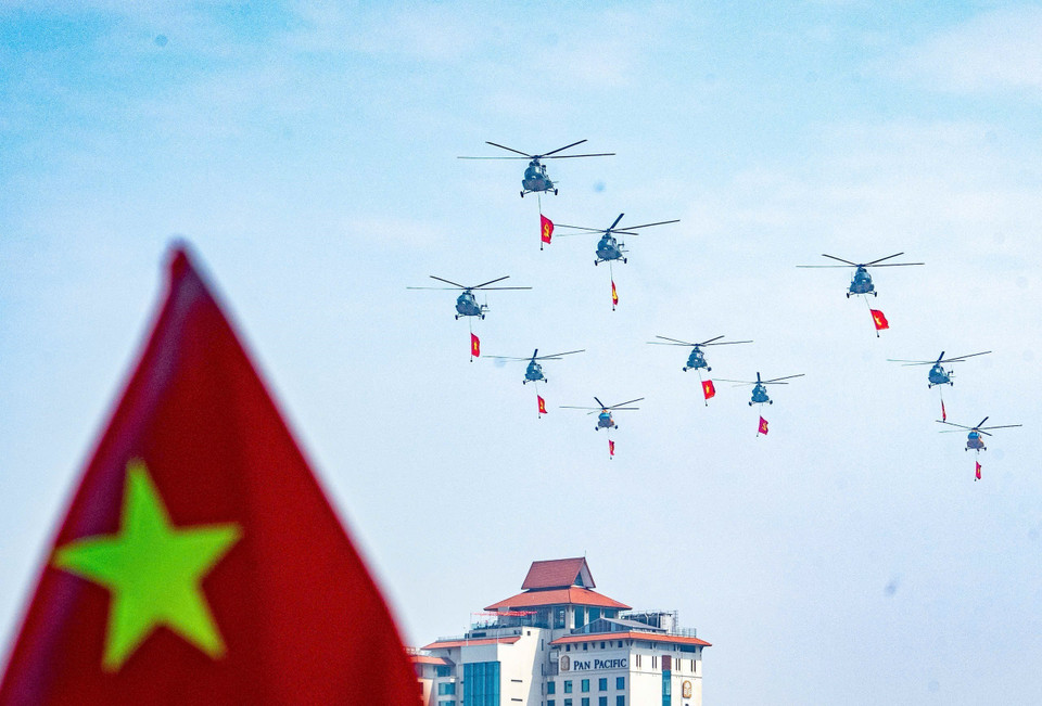 Ten helicopters carrying the Party flag and the national flag rehearse over Hanoi ahead of the A80 event. (Photo: VNA)