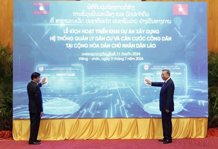 President To Lam and Party General Secretary and President of Laos Thongloun Sisoulith launch the project on building a population and citizen identity management system in Laos on July 11, 2024. (Photo: VNA)
