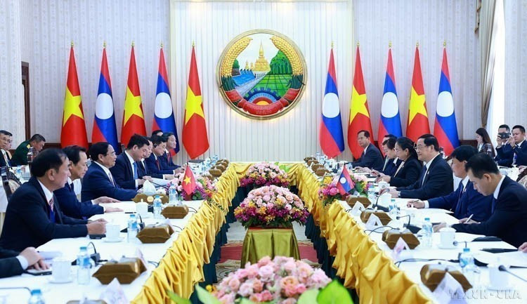 During his attendance at the 44th and 45th ASEAN Summits and related meetings in Vientiane on October 8, 2024, Prime Minister Pham Minh Chinh meets with Lao Prime Minister and Chair of ASEAN 2024 Sonexay Siphandone. (Photo: VNA)