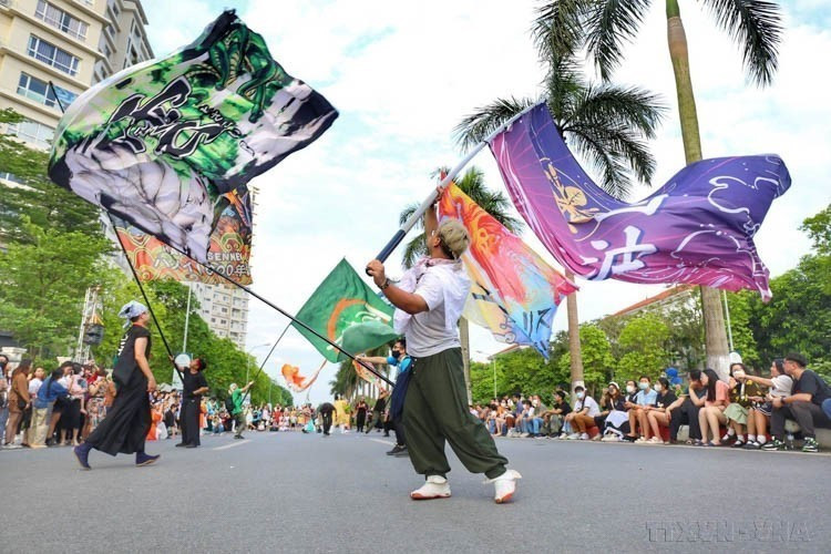 The "Yosakoi Summer Festival 2023" – a vibrant Japanese cultural festival – features a variety of activities and attracts a large number of youth and teenagers in Hanoi (May 14, 2023). (Photo: VNA)