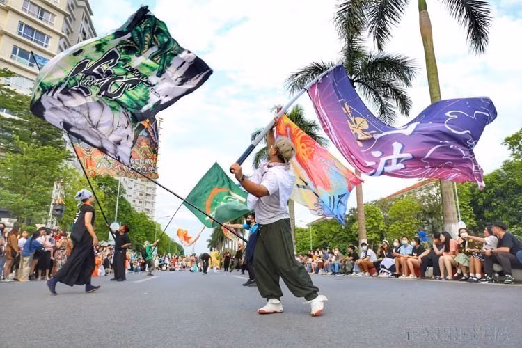 The "Yosakoi Summer Festival 2023" – a vibrant Japanese cultural festival – features a variety of activities and attracts a large number of youth and teenagers in Hanoi (May 14, 2023). (Photo: VNA)