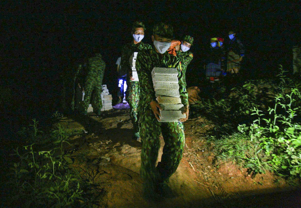 Border guards transport building materials overnight to help poor households construct homes. (Photo: VNA)