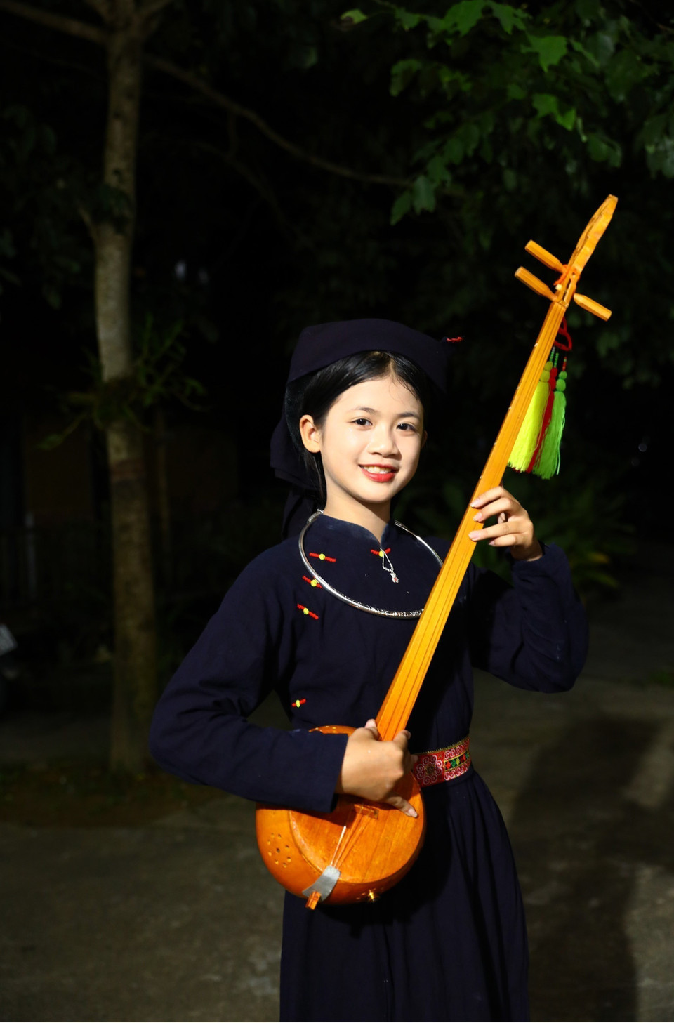 A Tay young woman gracefully poses with a tinh lute (traditional lute). (Photo: VNA)