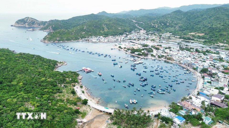 The poetic beauty of Vinh Hy Bay, a symbol of green tourism in Khanh Hoa. (Photo: VNA)