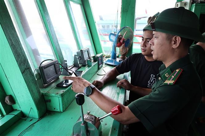 Officers and soldiers from Son Tra Border Guard Station (under Da Nang Border Guard Command) inspect communication equipment on a fishing vessel. (Photo: VNA)