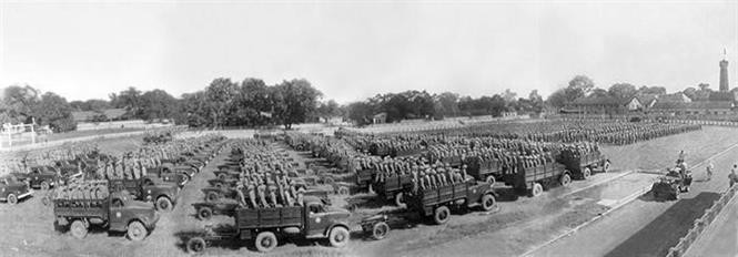 Units of Division 308 holds the first flag-raising ceremony in the liberated capital at the Flag Tower Yard (now Doan Mon – Thang Long Imperial Citadel) at 3 p.m. on October 10, 1954. (File photo: VNA)