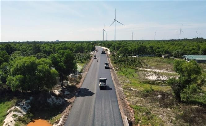 Contractors are accelerating work on the section passing through Cam Hong commune. (Photo: VNA)