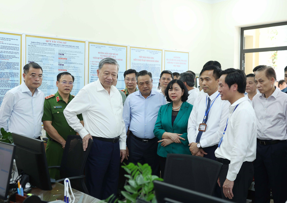 Party General Secretary To Lam visits and inspects activities at the Public Administrative Centre of Phuc Thinh Commune. (Photo: VNA)