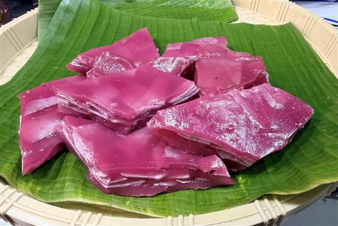 Vietnamese steamed layered cake on display at the festival. (Photo: VNA)