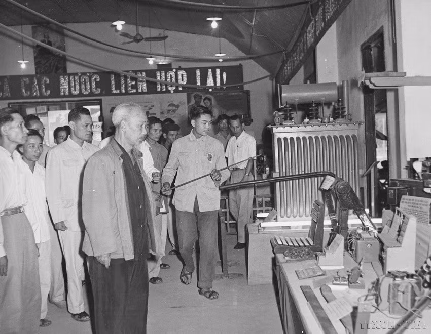 President Ho Chi Minh visits the exhibition of technical improvement achievements by Hanoi’s laborers (May 23, 1959). (Photo: VNA)