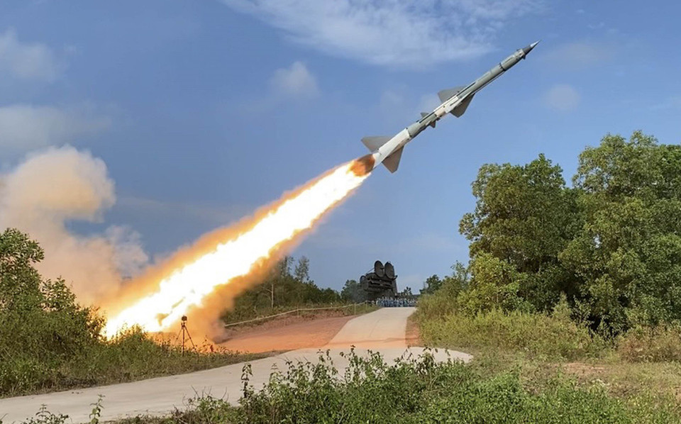 A C-75M3 missile leaves its launch pad to destroy a target during a live-fire exercise in 2022, conducted by the Air Defence – Air Force Service (Nov. 17, 2022). (Photo: VNA)
