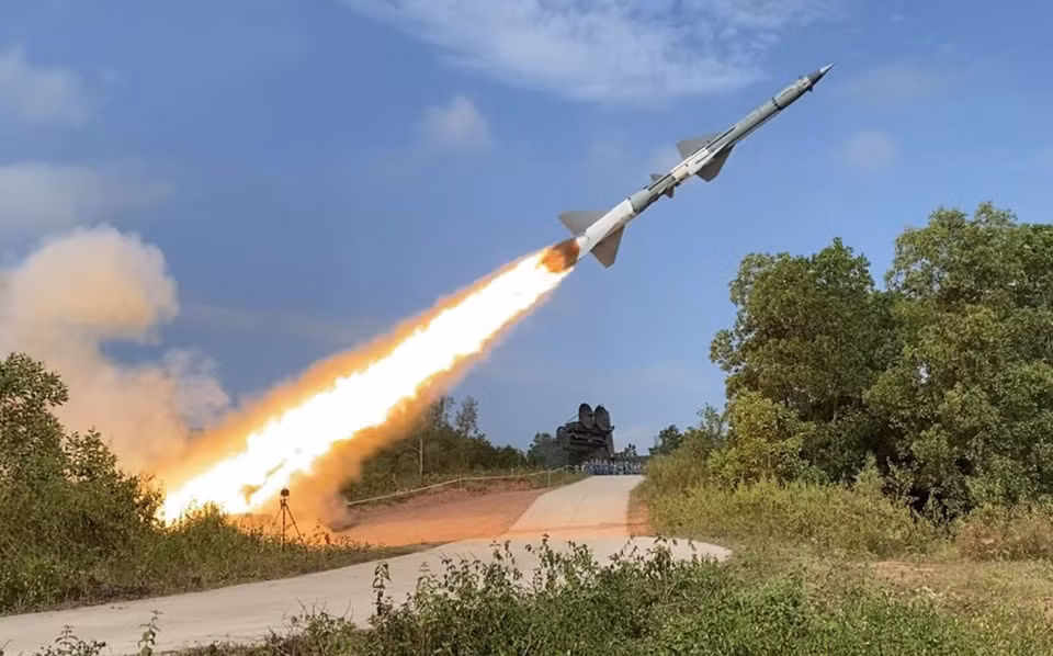 A C-75M3 missile leaves its launch pad to destroy a target during a live-fire exercise in 2022, conducted by the Air Defence – Air Force Service (Nov. 17, 2022). (Photo: VNA)