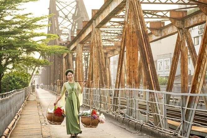 The ancient Long Bien Bridge bathed in the soft light of an autumn morning. (Photo: VNA)