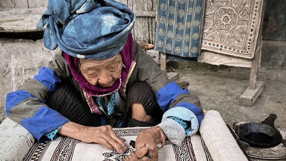 Lung Tam village keeps Hmong hemp weaving alive