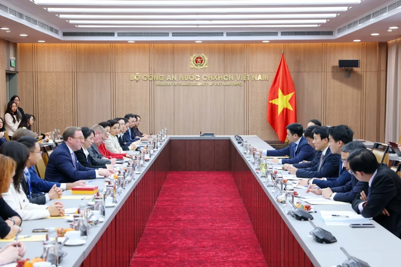 Minister of Public Security General Luong Tam Quang hosts a reception for Jens Rubbert, Chairman of the EU–ASEAN Business Council, on November 27 (Photo: VNA)