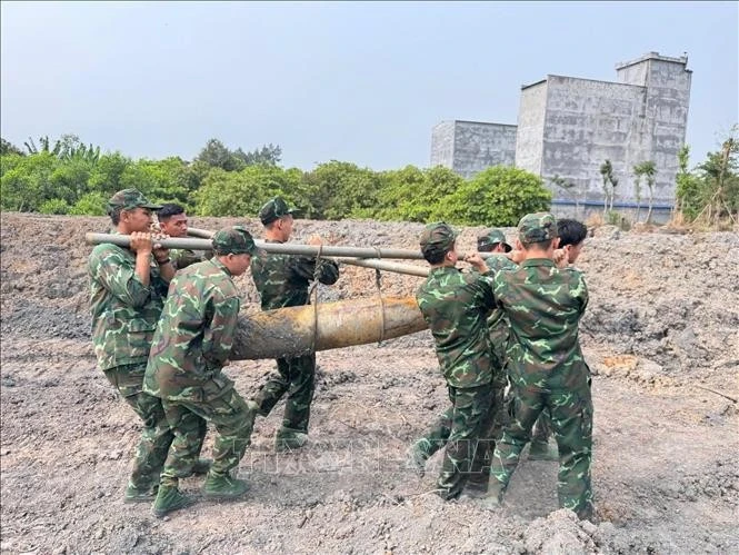 The bomb is moved for safe disposal. (Photo: VNA)