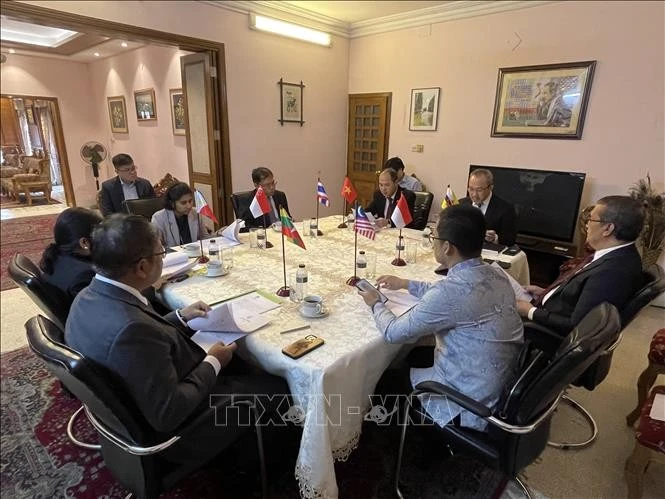 Participants at the 62nd meeting of the ASEAN Dhaka Committee (ADC) in Dhaka, Bangladesh, on December 26. (Photo: VNA)