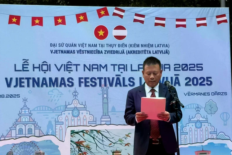 Vietnamese Ambassador to Sweden and Latvia Tran Van Tuan speaks at the event. (Photo: VNA)