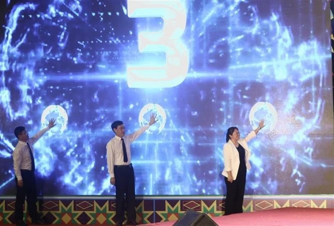 Representatives from Cao Bang province and Baise city jointly inaugurate the cross-border tourism route between the two localities. (Photo: VNA)