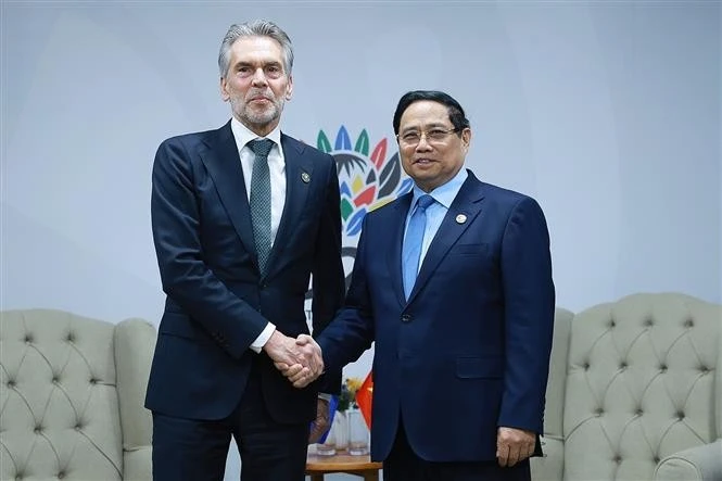 Vietnamese Prime Minister Pham Minh Chinh (R) and his Dutch counterpart Dick Schoof in Johannesburg on November 23. (Photo: VNA)
